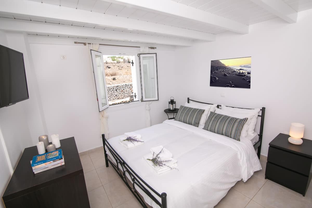 Grand Suite, Hot Tub, Sea View (Ammoudi) | In-room safe, desk, soundproofing, iron/ironing board