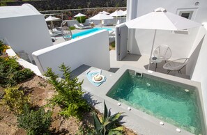 Suite superior, bañera de hidromasaje, vistas al jardín (Koloumpos) | Vistas al patio