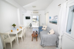 Grand Suite, Hot Tub, Sea View (Ammoudi) | Living area | Plasma TV - Apanomeria Boutique Residence (Santorini)