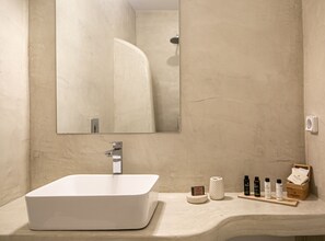 Shower, free toiletries, hair dryer, bathrobes - Apanomeria Boutique Residence (Santorini)