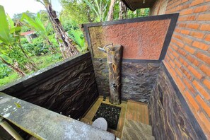 Exclusive Room | Bathroom | Shower, rainfall showerhead, free toiletries, towels - Mulia Garden Bungalows (Pupuan)