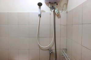 Studio | Bathroom | Shower, towels - Snowy@Apartemen Tifolia (Jakarta)