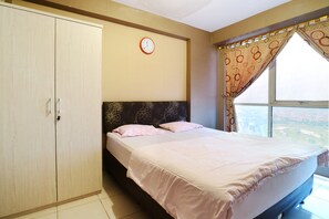 Desk, bed sheets - Snowy@Apartemen Tifolia (Jakarta)