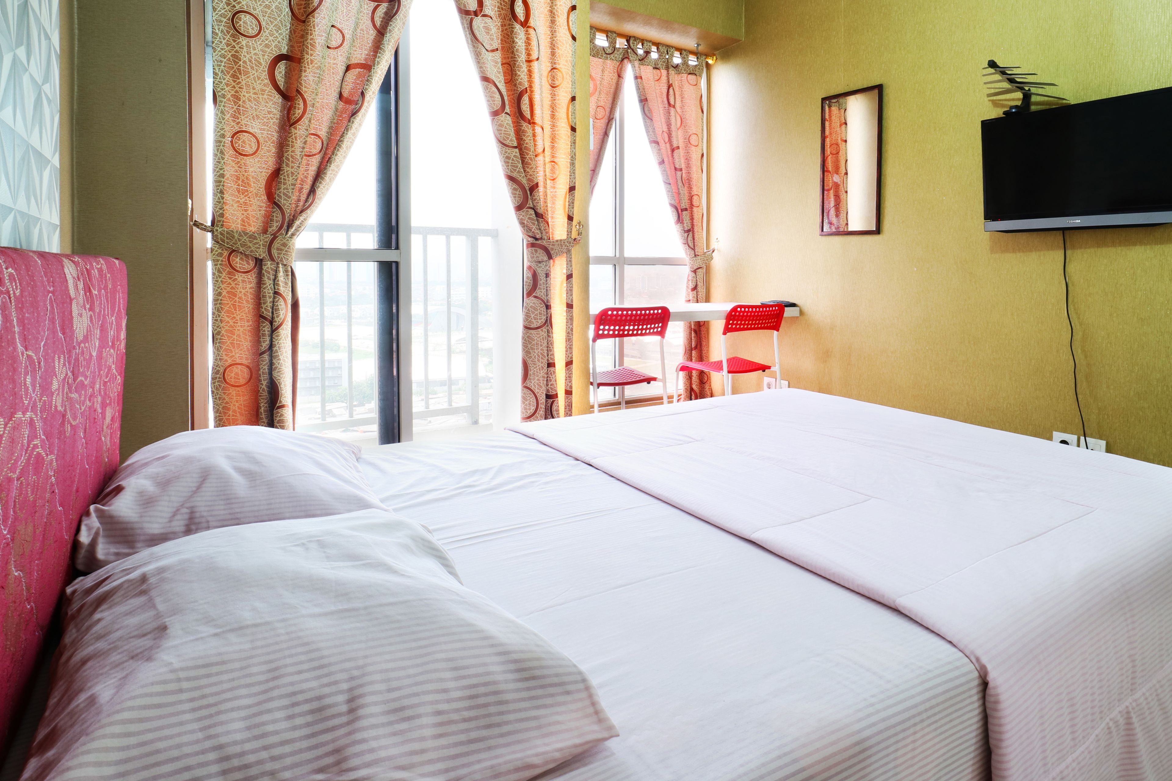 Studio | Een bureau, beddengoed