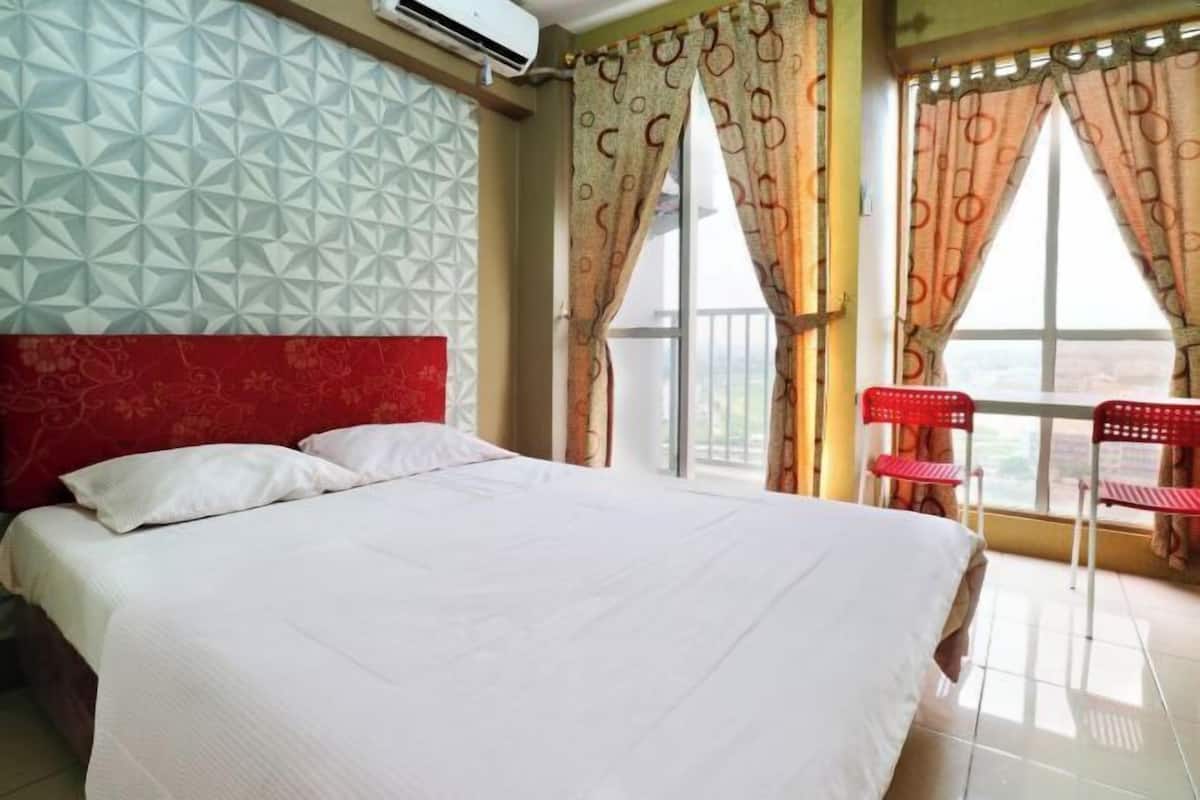 Desk, bed sheets