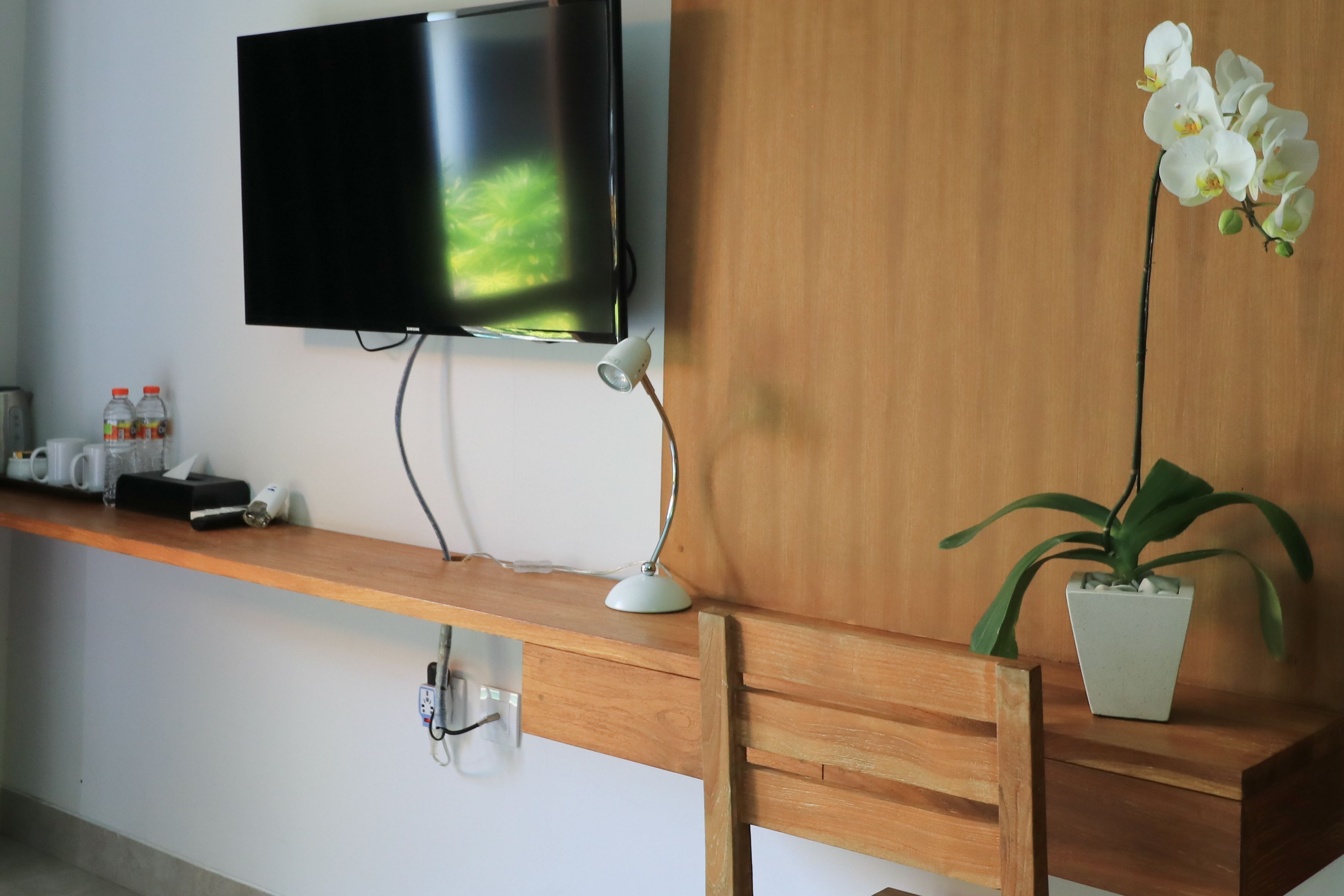 Suite, Pool Access | Premium bedding, in-room safe, desk, soundproofing