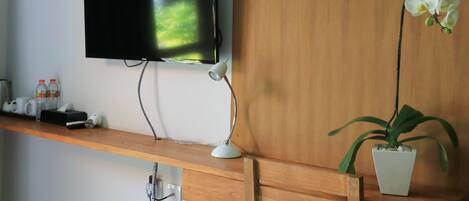 Suite, Pool Access | Premium bedding, in-room safe, desk, soundproofing