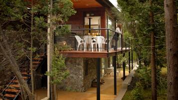 Apartamento superior, varias camas, no fumadores, vistas a la montaña | Balcón