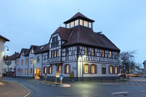 Front of property – evening/night - Hotel Goldenes Lamm (Dudenhofen)