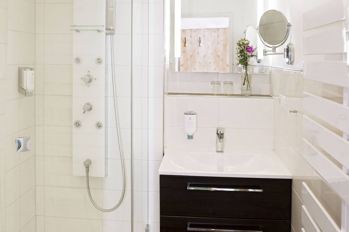 family quadruple room | bathroom | shower, free toiletries, hair dryer, towels