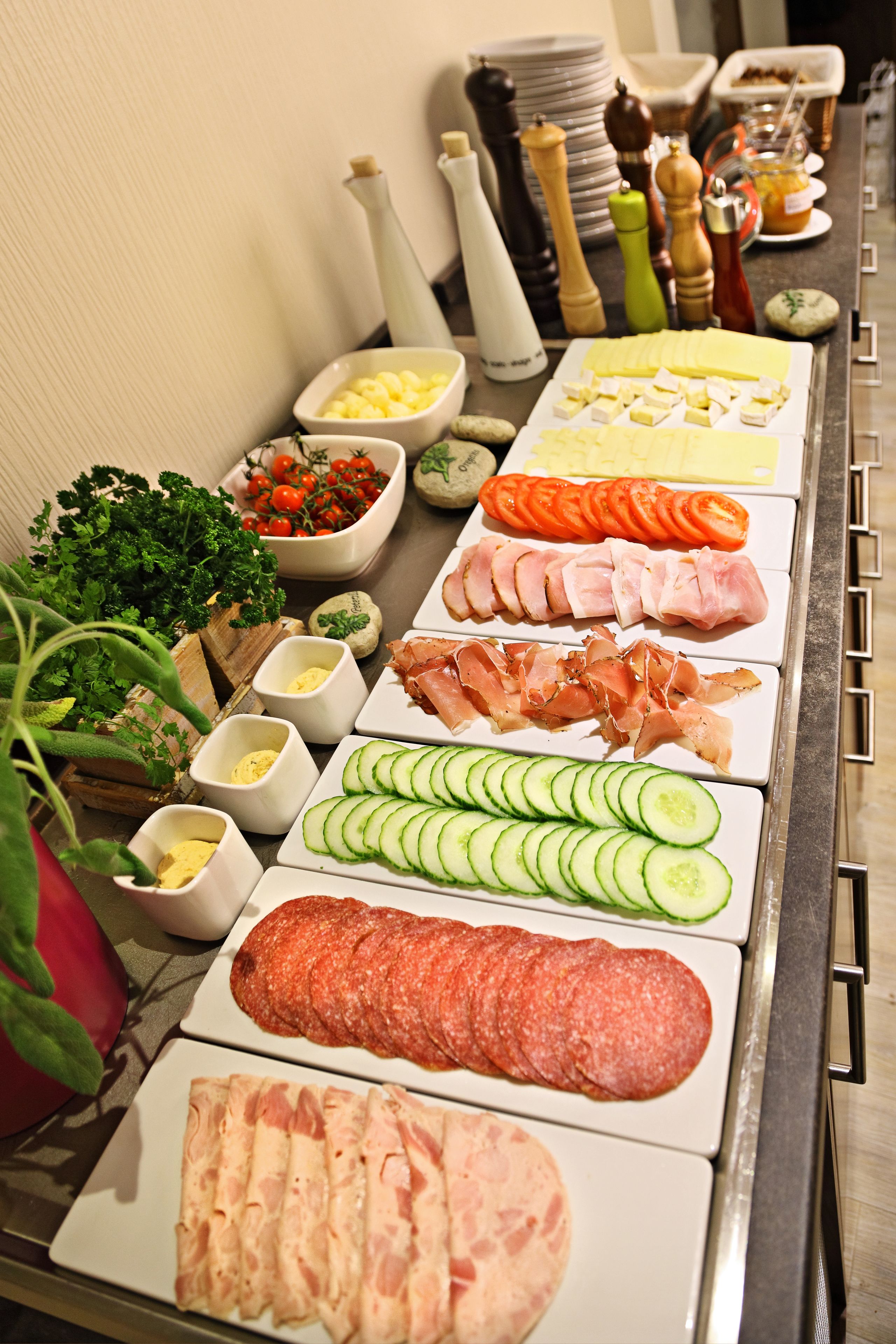 بوفيه فطور يوميًا بتكلفة قدرها (12 EUR للشخص)