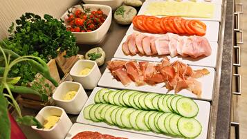 TĂ€gliches FrĂŒhstĂŒcksbuffet (12 EUR pro Person)
