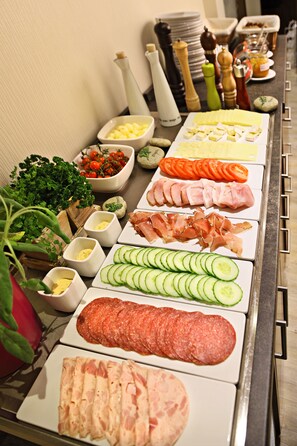 Daily buffet breakfast for a fee - Hotel Goldenes Lamm (Dudenhofen)