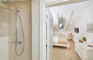 Chuveiro, chuveiro com efeito de chuva, secador de cabelo 