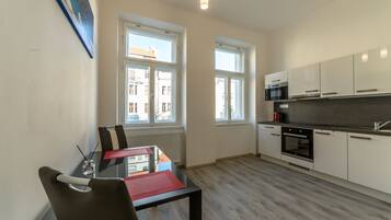 Apartment 3 | Cozinha privada | Geladeira, micro-ondas, fogão, talheres/pratos/utensílios de cozinha