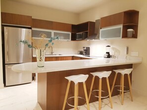 Departamento | Cocina privada | Refrigerador, microondas, horno y parrilla de estufa 