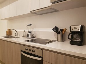 Departamento | Cocina privada | Refrigerador, microondas, horno y parrilla de estufa 