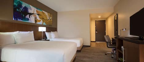 Edredón, caja de seguridad en la habitación y escritorio