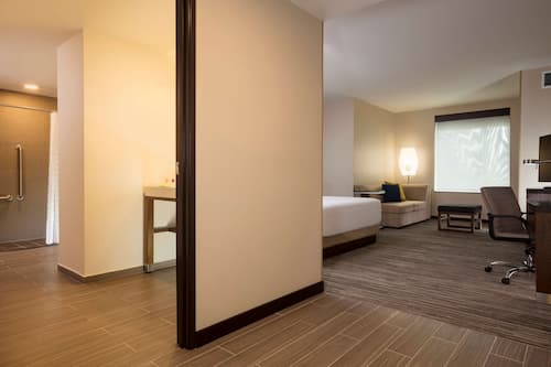 Habitación, 1 cama King size y sofá cama, con acceso para personas discapacitadas (Shower) | Edredón, caja de seguridad en la habitación y escritorio