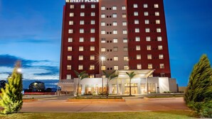 Um hotel de vários andares com uma placa grande onde se lê "Hyatt Place" no topo.