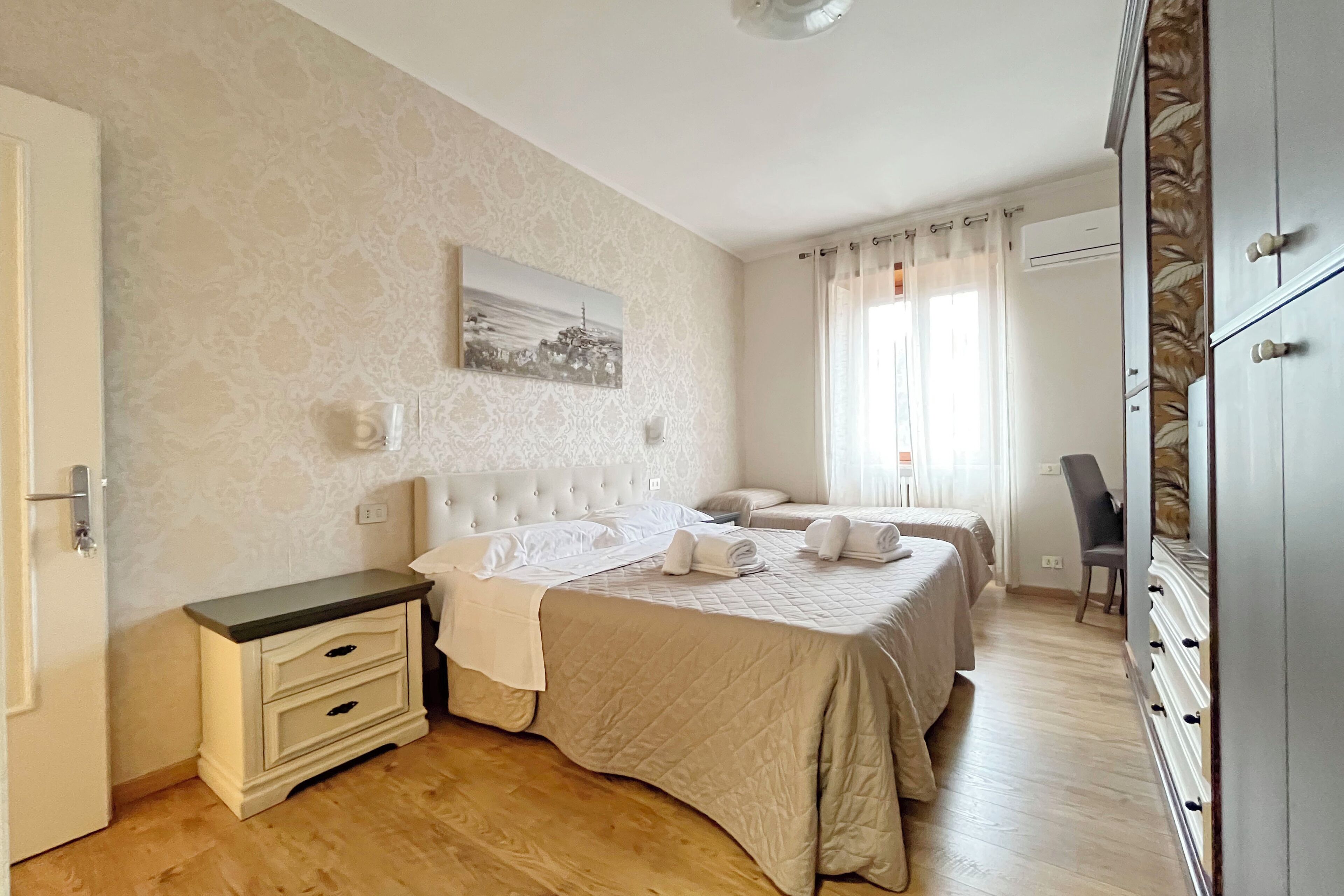 Classic Double Room, Non Smoking | Desk, free WiFi