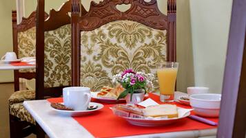 Free daily buffet breakfast