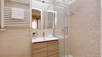 Habitación doble clásica, para no fumadores | Baño | Amenidades de baño gratuitas, secadora de cabello, bidet
