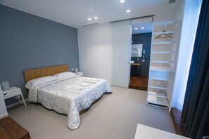 Escritorio, cortinas blackout y sistema de insonorización 