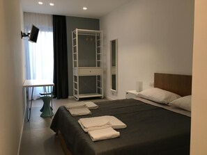 Desk, blackout curtains, soundproofing, free cots/infant beds - B&B Brezza di Mare (Aci Castello)