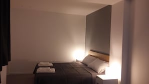 Schreibtisch, Verdunkelungsvorhänge, schallisolierte Zimmer