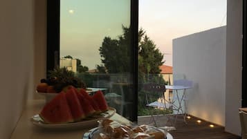 Grand réfrigérateur, four, plaque de cuisson