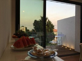 Full-sized fridge, oven, stovetop, cookware/dishes/utensils