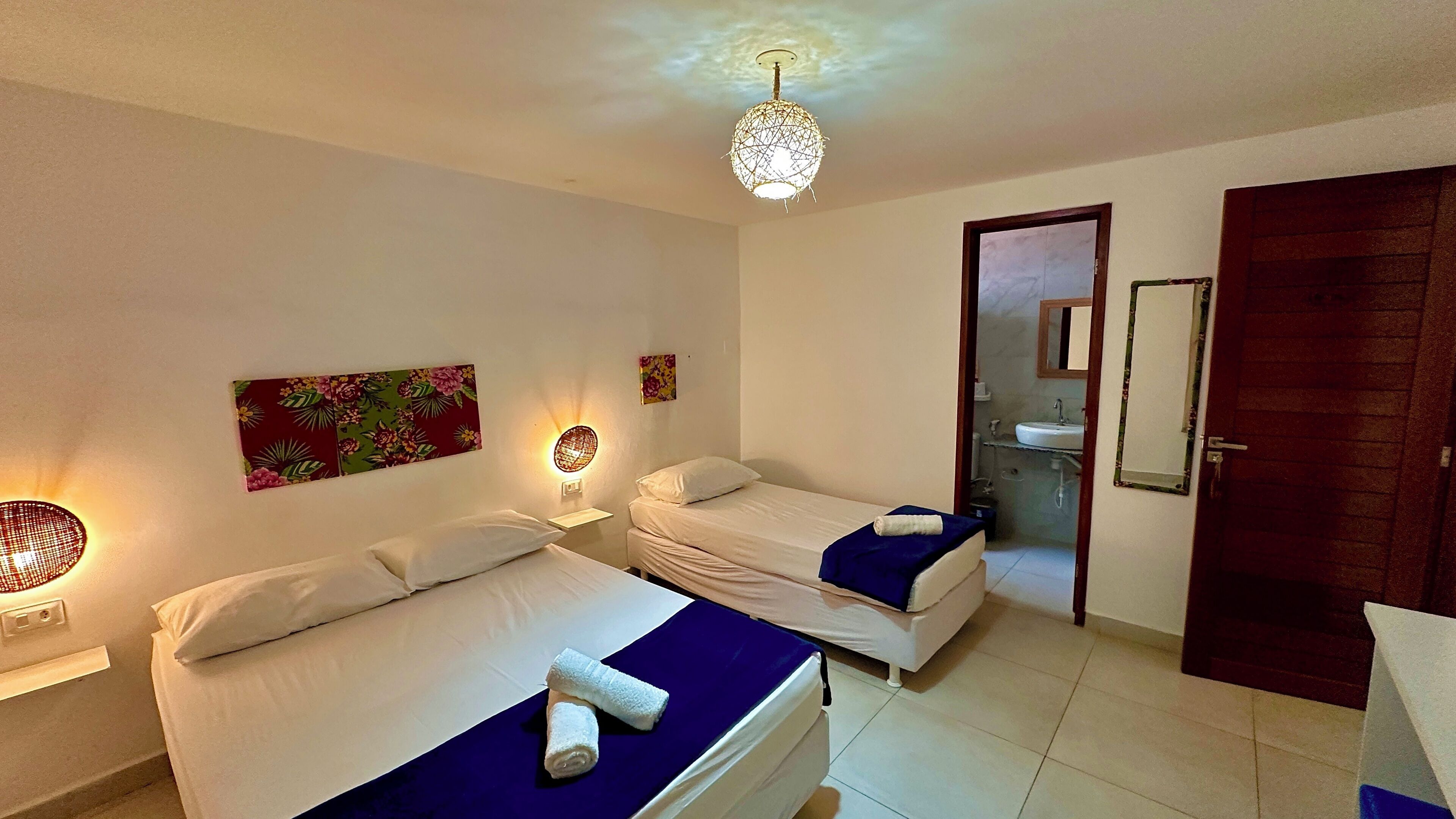 Minibar, caja de seguridad en la habitación, escritorio y wifi gratis 