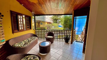 Televisi LCD 32-inci dengan saluran TV digital dan TV