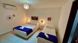 Quarto Triplo padrão | Minibar, una cassaforte in camera, una scrivania, Wi-Fi gratuito