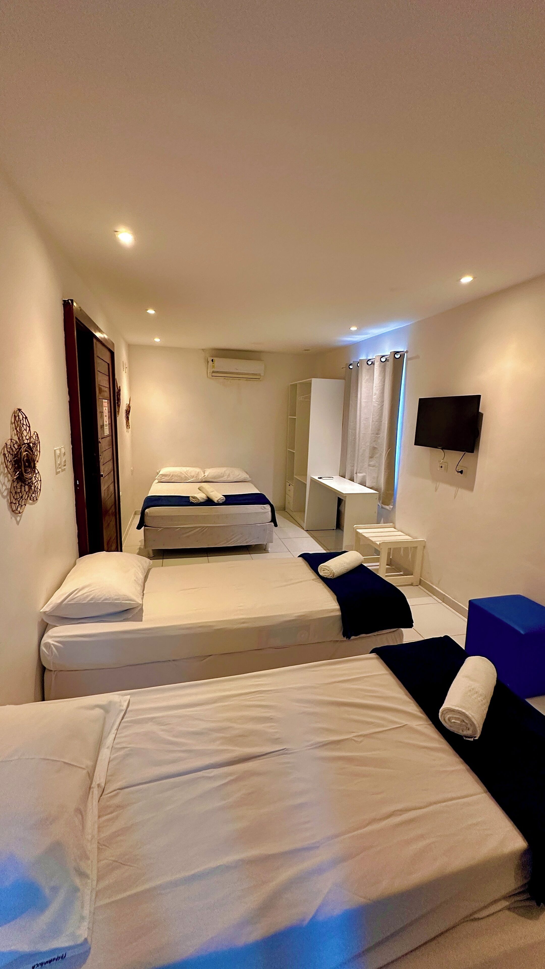 Habitació quàdruple | Minibar, caixa forta a l'habitació, escriptori i wifi gratuïta 