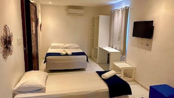 Quarto Quadruplo padrão | Minibar, caja de seguridad en la habitación, escritorio y wifi gratis