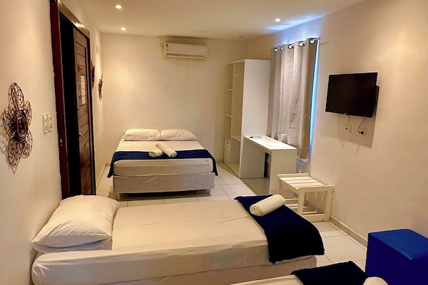 Quarto Quadruplo padrão | Minibar, in-room safe, desk, free WiFi