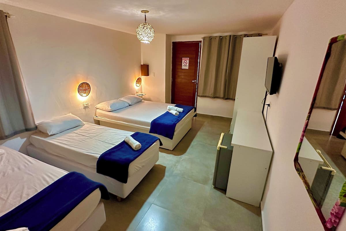 Quarto Quadruplo com terraço | Minibar, caja fuerte, escritorio y wifi gratis