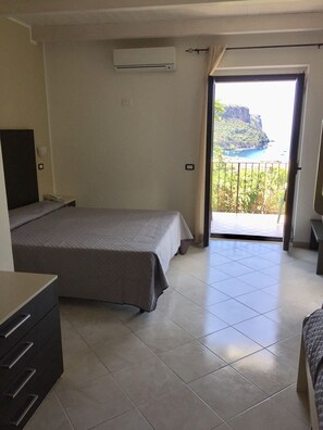 Chambre Double, terrasse, vue mer | Coffres-forts dans les chambres, bureau, rideaux occultants