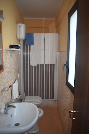 Double or Twin Room | Bathroom | Shower, rainfall showerhead, bidet, towels - B&B San Domenico (Realmonte)