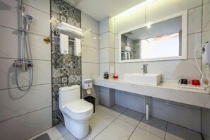 A modern bathroom with a toilet, sink, and shower. - Hongsen Business Hotel (Tengchong)