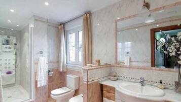 Douche, sĂšche-cheveux, serviettes fournies, savon