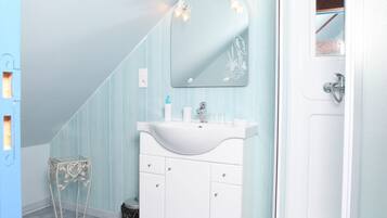Kamar Double (Agapanthe) | Kamar mandi | Shower, pengering rambut, dan handuk