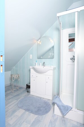 Doppelzimmer (Agapanthe) | Badezimmer | Dusche, Haartrockner, Handtücher