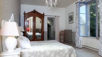 Kamar Double (Beaumanoir) | Didekorasi berbeda-beda dan dilengkapi dengan perabotan berbeda-beda