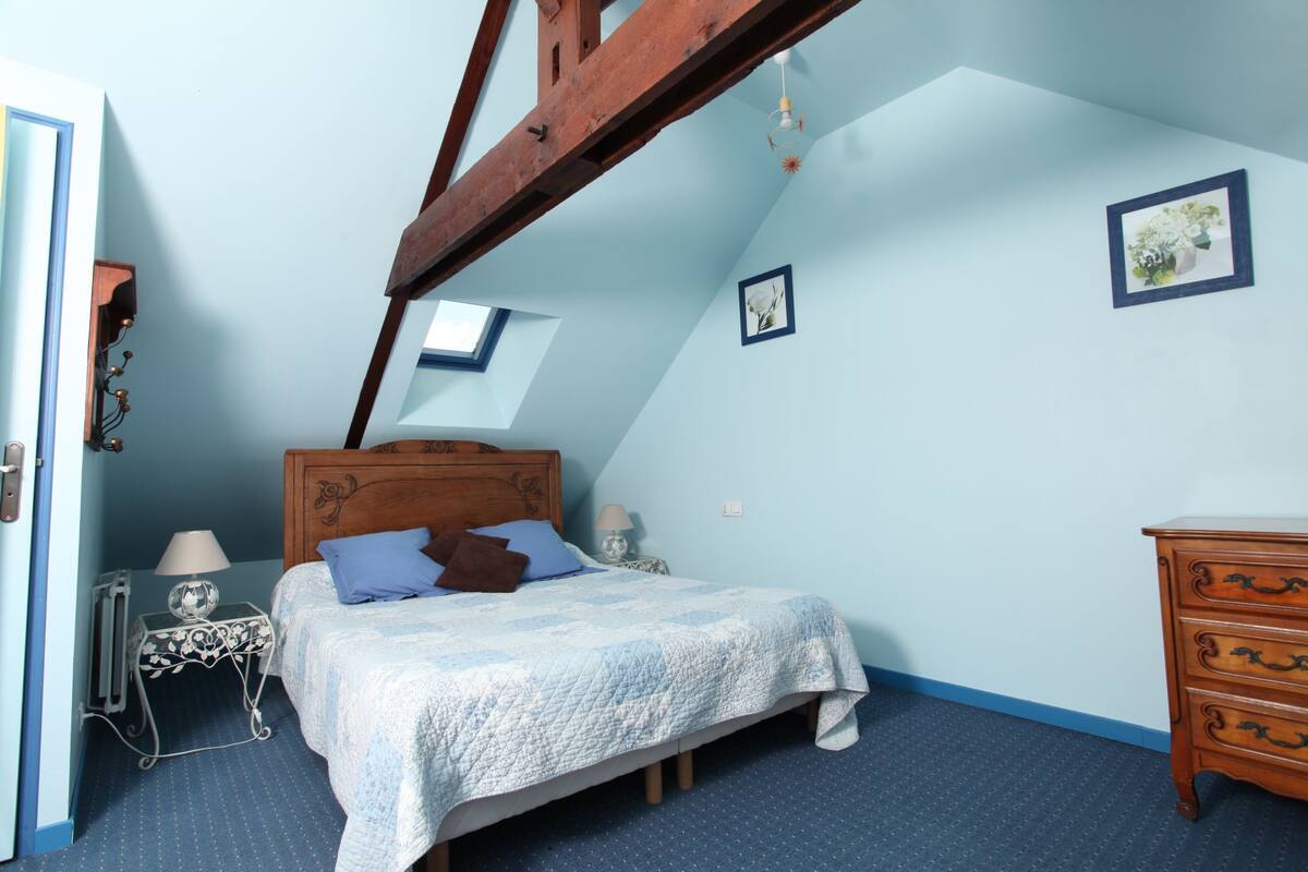 Double Room (Agapanthe) | Individually decorated, individually furnished, bed sheets