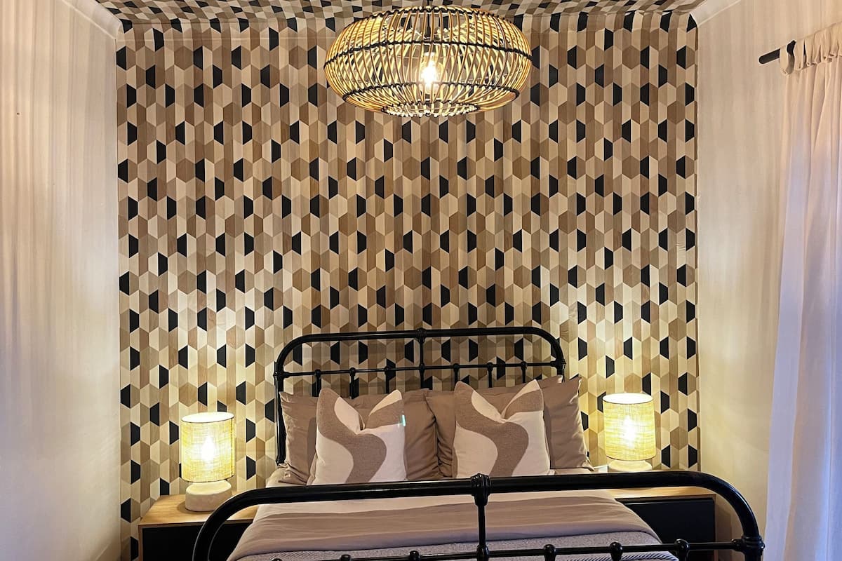 Quarto standard, 1 cama de casal, para não fumantes, vista para a piscina | Cofres nos quartos, individualmente decorados