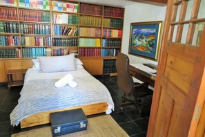 Quarto casal standard | Cofres nos quartos, individualmente decorados