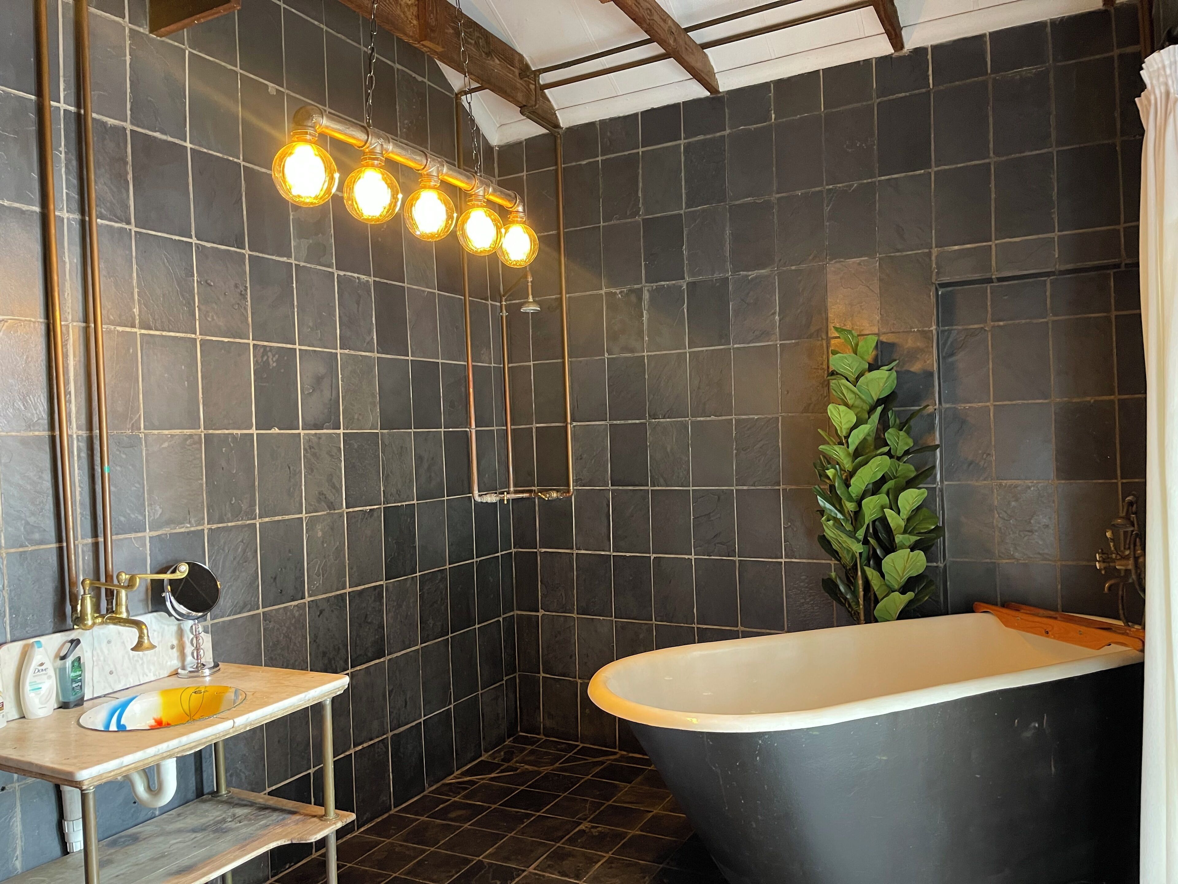 Secador de pelo, toallas, jabón, papel higiénico